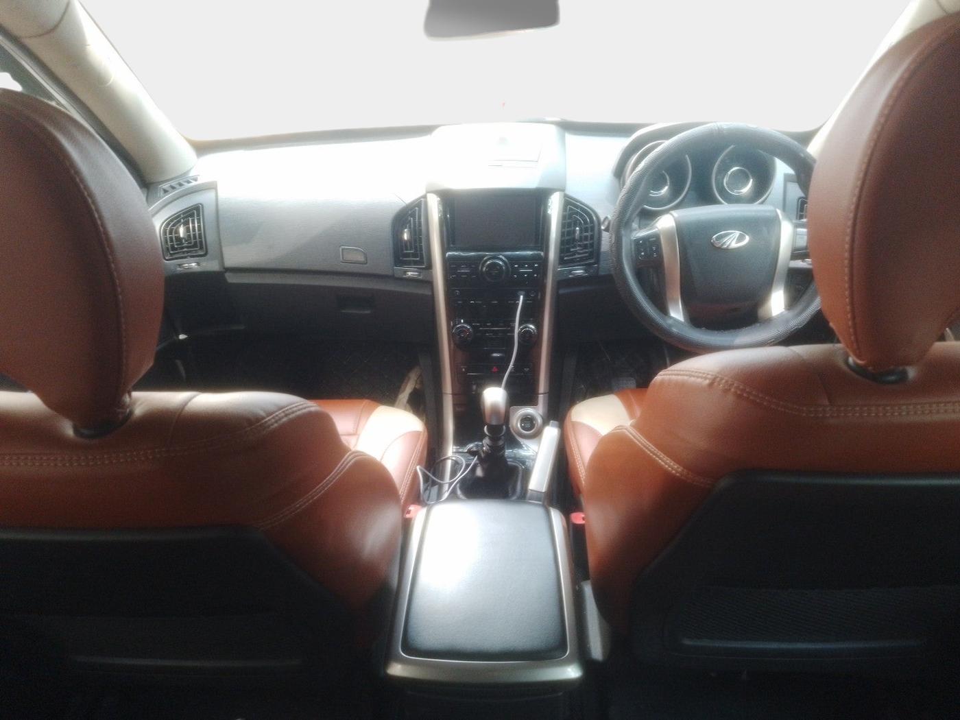 2018 Mahindra XUV500 W7, Diesel, Manual, 1,44,677 km, interior