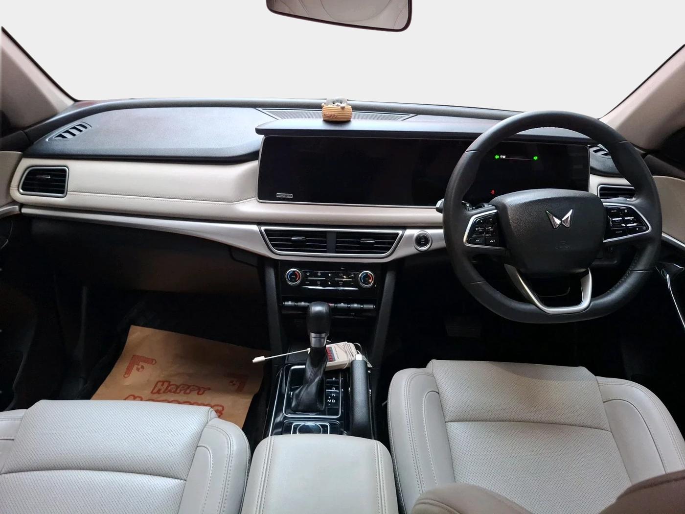 2022 Mahindra XUV700 AX 7 P AT 7 STR, Petrol, Automatic, 49,985 km, interior