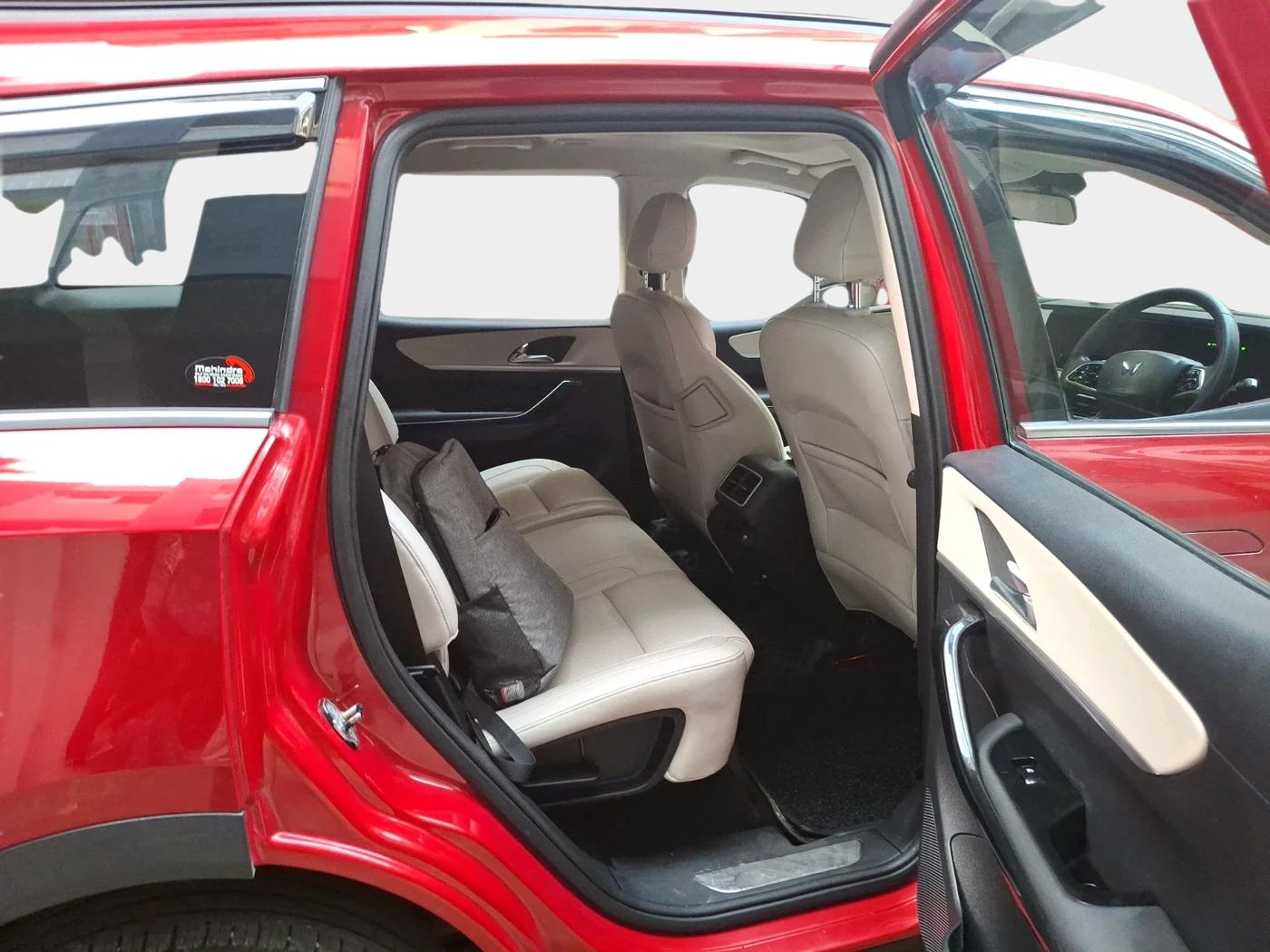 2022 Mahindra XUV700 AX 7 P AT 7 STR, Petrol, Automatic, 49,985 km, interior