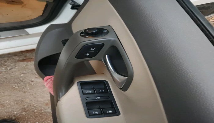 2016 Volkswagen Vento HIGHLINE DIESEL 1.5, Diesel, Manual, 1,76,121 km, interior