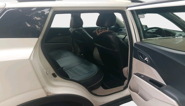2020 Mahindra XUV300 W8 (O) 1.5 DIESEL, Diesel, Manual, 1,17,654 km, interior