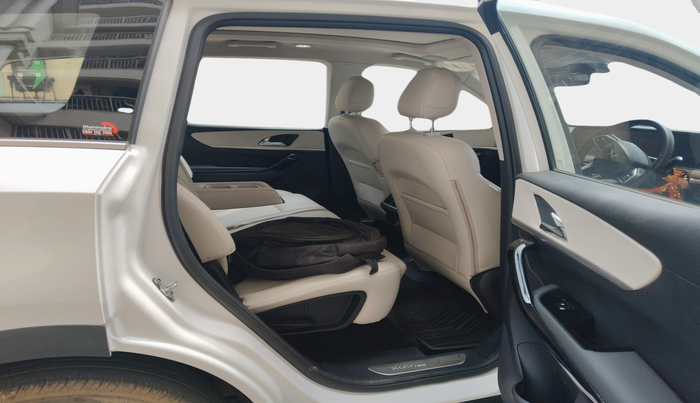 2023 Mahindra XUV700 AX 7 LUXURY D AWD AT 7 STR, Diesel, Automatic, 31,029 km, interior