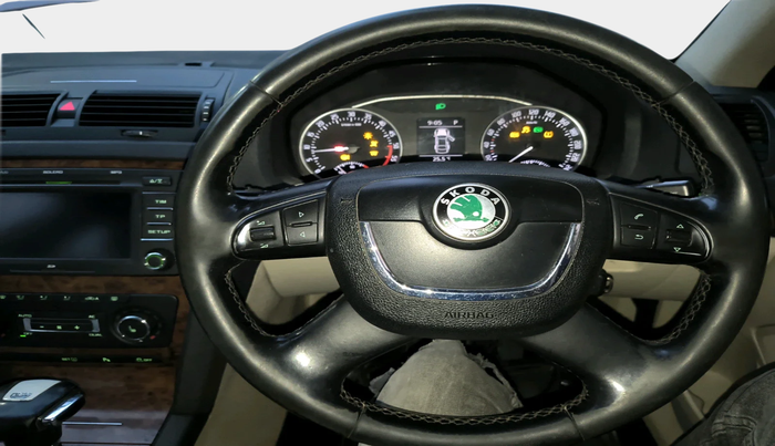 2013 Skoda Laura L&K 2.0 TDI AT, Diesel, Automatic, 2,09,262 km, interior