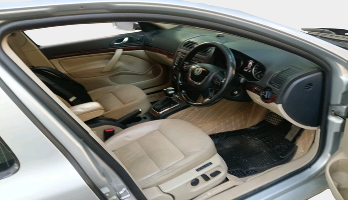 2013 Skoda Laura ELEGANCE 2.0 TDI CR AT, Diesel, Automatic, 1,25,548 km, interior