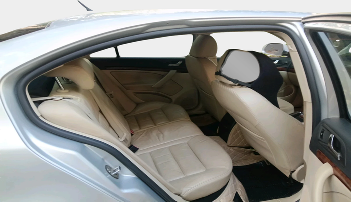 2013 Skoda Laura ELEGANCE 2.0 TDI CR AT, Diesel, Automatic, 1,25,548 km, interior