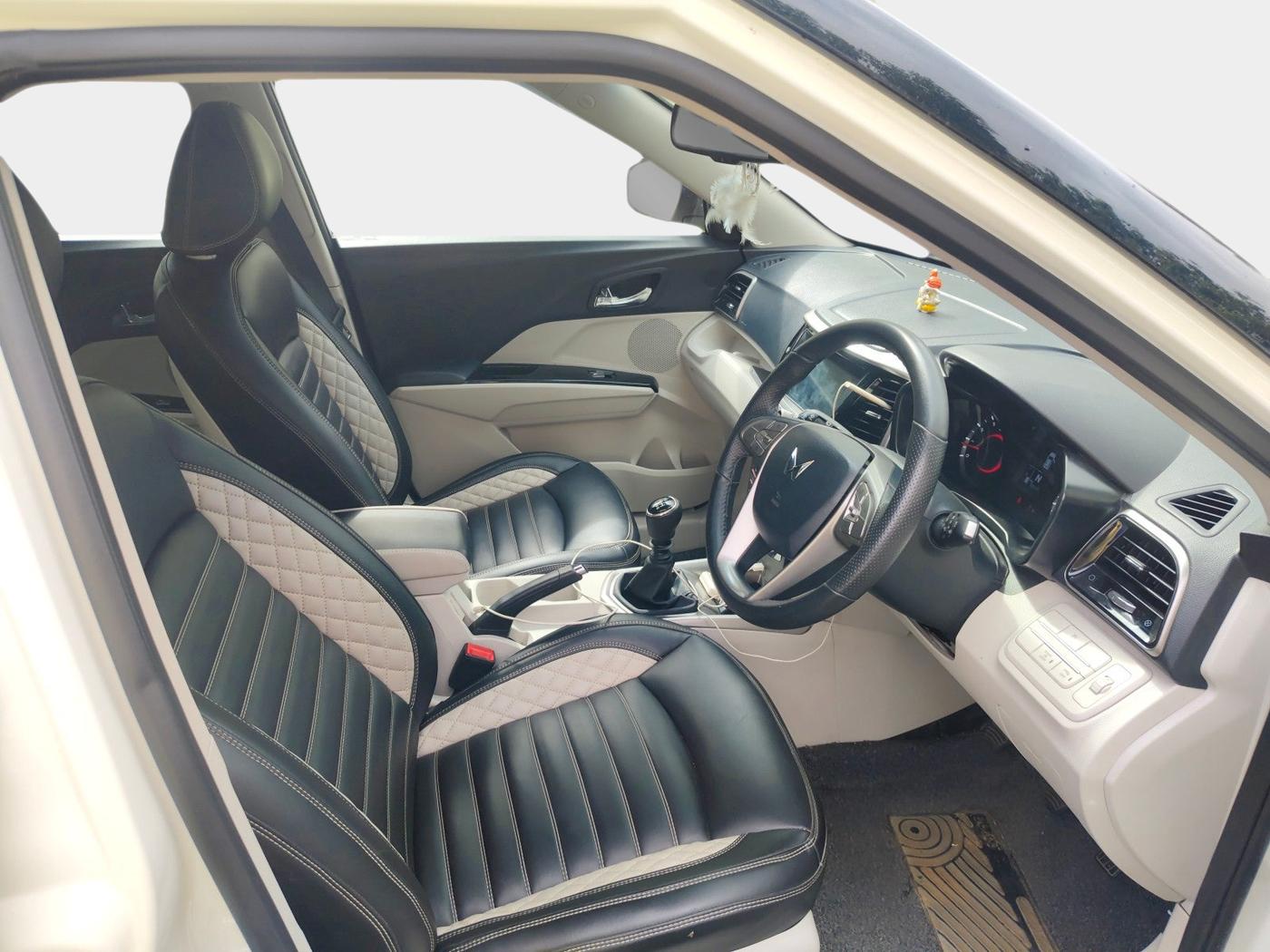 2023 Mahindra XUV300 W8 (O) 1.2 PETROL, Petrol, Manual, 35,659 km, interior