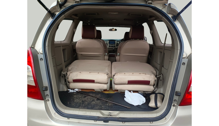 2014 Toyota Innova 2.5 GX 7 STR, Diesel, Manual, 2,67,148 km, exterior