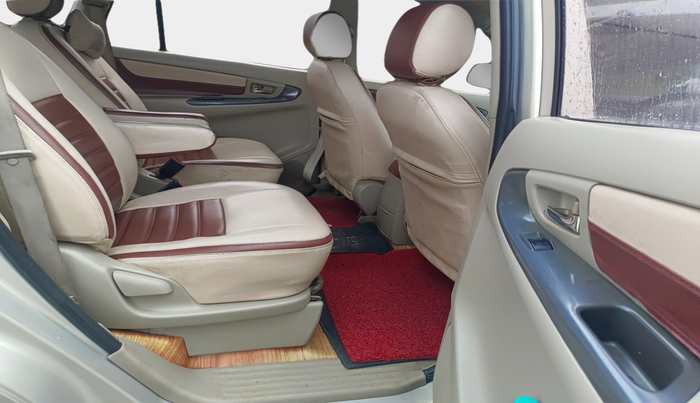 2014 Toyota Innova 2.5 GX 7 STR, Diesel, Manual, 2,67,148 km, interior