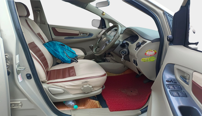 2014 Toyota Innova 2.5 GX 7 STR, Diesel, Manual, 2,67,148 km, interior
