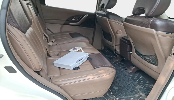 2015 Mahindra XUV500 W8, Diesel, Manual, 1,20,248 km, interior