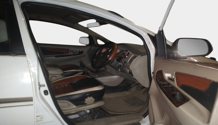 2014 Toyota Innova 2.5 VX 8 STR, Diesel, Manual, 90,771 km, interior