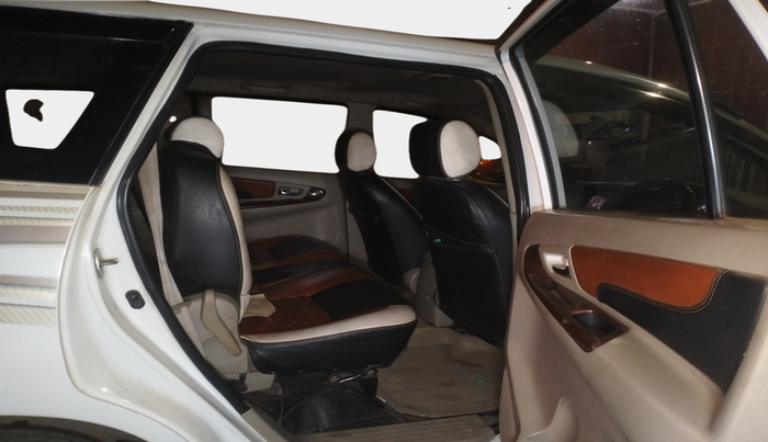 2014 Toyota Innova 2.5 VX 8 STR, Diesel, Manual, 90,771 km, interior