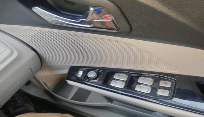 2021 Mahindra XUV300 W8 1.2 PETROL, Petrol, Manual, 15,585 km, interior