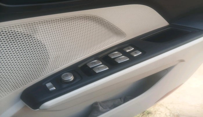 2022 Mahindra XUV300 W6 1.2 PETROL, Petrol, Manual, 15,101 km, interior