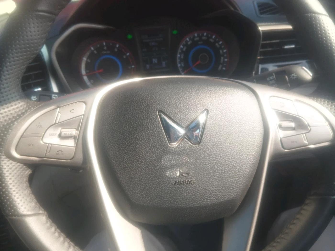 2024 Mahindra XUV300 W8 (O) 1.2 PETROL, Petrol, Manual, 11,983 km, interior