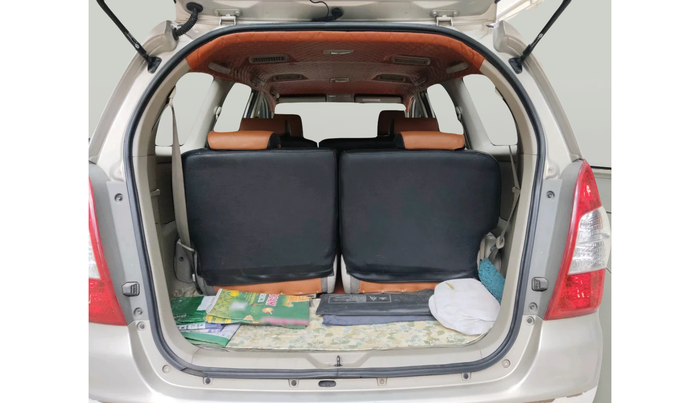 2012 Toyota Innova 2.5 VX 8 STR, Diesel, Manual, 93,119 km, exterior