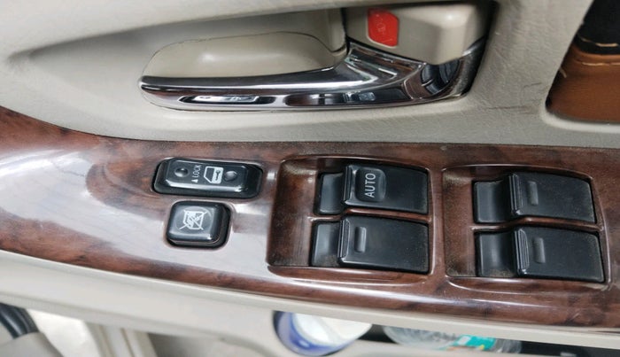 2012 Toyota Innova 2.5 VX 8 STR, Diesel, Manual, 93,119 km, interior