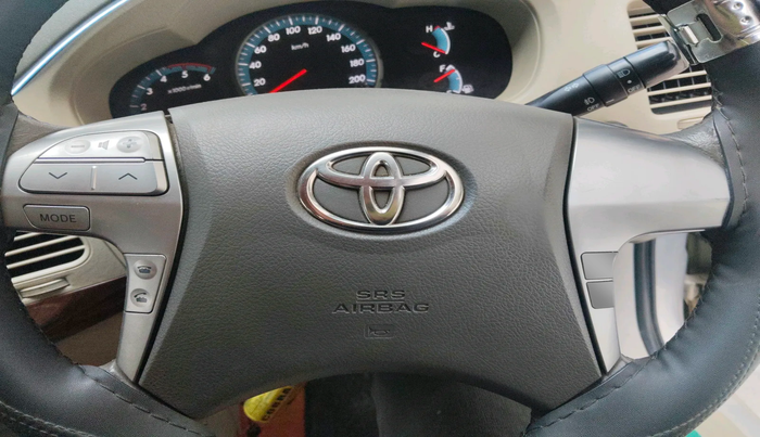 2012 Toyota Innova 2.5 VX 8 STR, Diesel, Manual, 93,119 km, interior