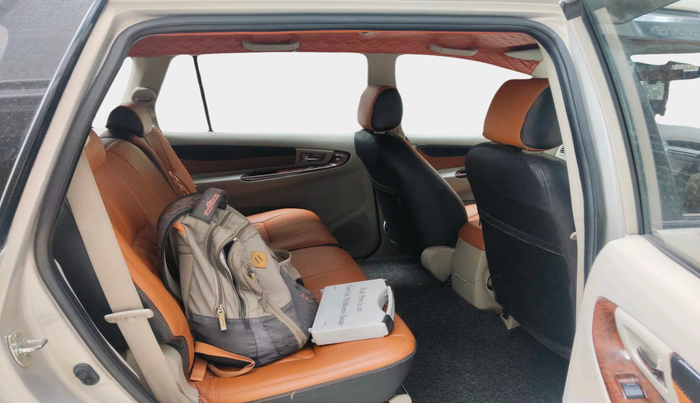 2012 Toyota Innova 2.5 VX 8 STR, Diesel, Manual, 93,119 km, interior