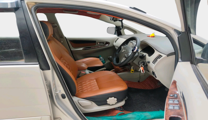 2012 Toyota Innova 2.5 VX 8 STR, Diesel, Manual, 93,119 km, interior