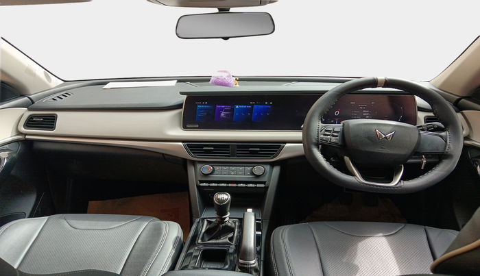 2022 Mahindra XUV700 AX 5 P MT 7 STR, Petrol, Manual, 7,524 km, interior