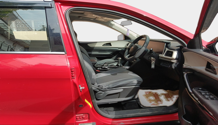 2022 Mahindra XUV700 AX 5 P MT 7 STR, Petrol, Manual, 7,524 km, interior