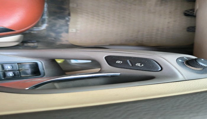 2013 Volkswagen Vento COMFORTLINE 1.6, Petrol, Manual, 1,33,290 km, interior