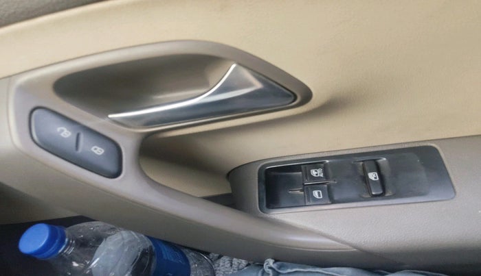 2011 Volkswagen Vento TRENDLINE 1.6, Petrol, Manual, 85,564 km, interior