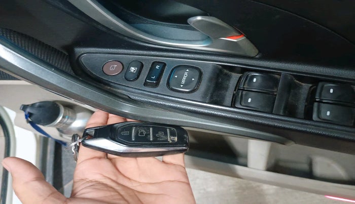 2017 Mahindra XUV500 W9, Diesel, Manual, 1,46,625 km, interior