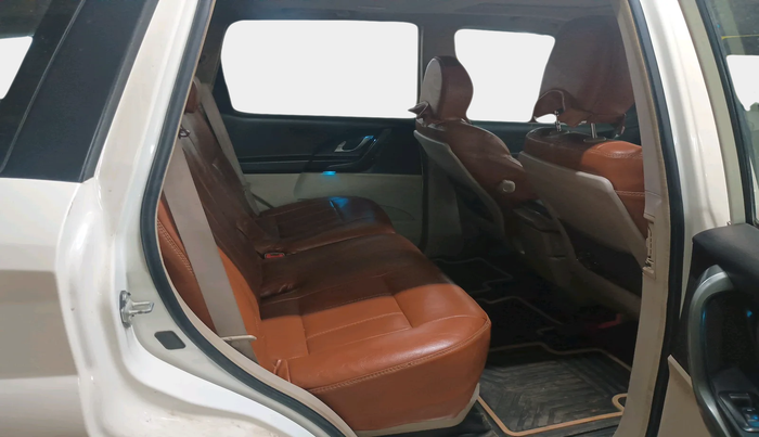 2017 Mahindra XUV500 W9, Diesel, Manual, 1,46,625 km, interior