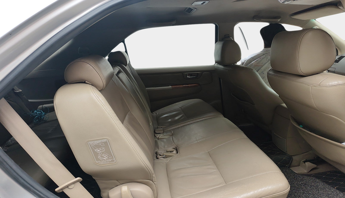 2011 Toyota Fortuner 3.0 4X4 MT, Diesel, Manual, 80,249 km, interior