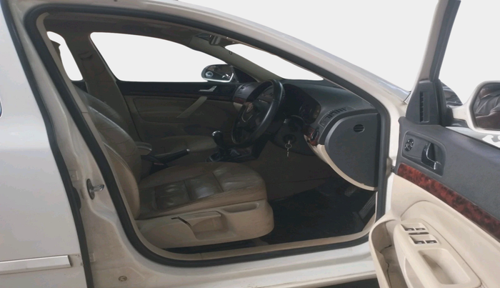 2010 Skoda Laura ELEGANCE 2.0 TDI CR MT, Diesel, Manual, 2,50,627 km, interior