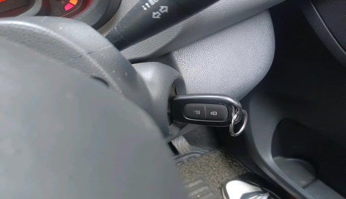 2016 Renault Kwid RXT 1.0, Petrol, Manual, 1,03,170 km, interior