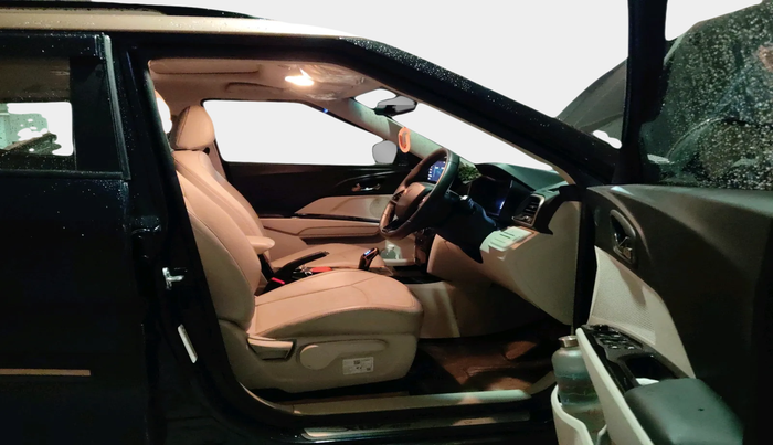 2024 Mahindra XUV400 EL Pro 39.4 KWH, Electric, Automatic, 5,674 km, interior
