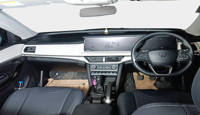 2024 Mahindra XUV700 AX 5 P MT 7 STR, Petrol, Manual, 13,237 km, interior