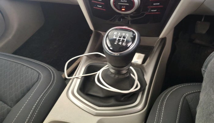 2021 Mahindra XUV300 W8 1.2 PETROL, Petrol, Manual, 43,688 km, interior