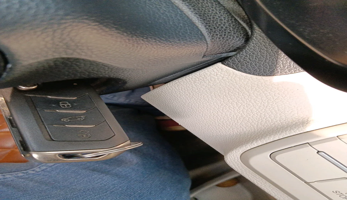 2023 Mahindra XUV300 W6 1.2 PETROL, Petrol, Manual, 30,938 km, interior