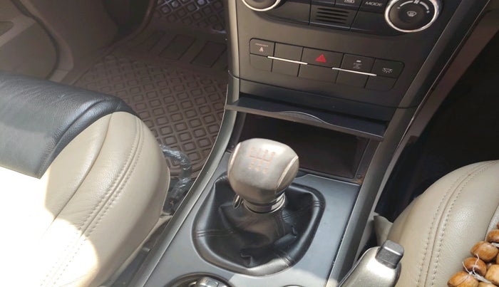 2016 Mahindra XUV500 W6, Diesel, Manual, 1,14,034 km, interior