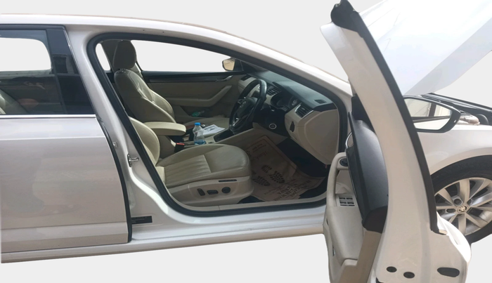 2017 Skoda Octavia STYLE PLUS AT 1.8 TSI, Petrol, Automatic, 1,30,761 km, interior