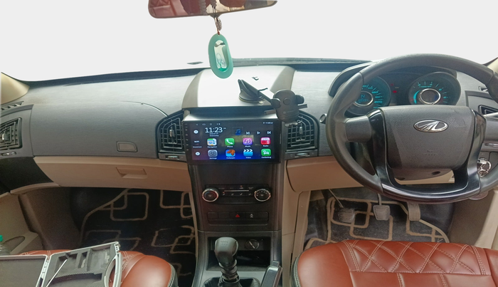 2016 Mahindra XUV500 W4, Diesel, Manual, 1,00,395 km, interior