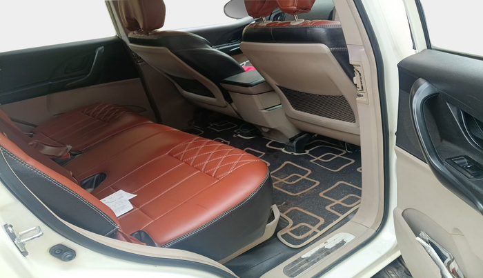 2016 Mahindra XUV500 W4, Diesel, Manual, 1,00,395 km, interior