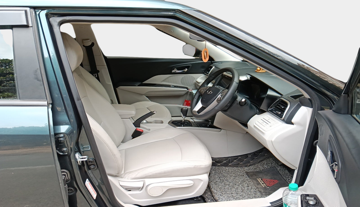 2022 Mahindra XUV300 W8 (O) 1.5 DIESEL AMT, Diesel, Automatic, 21,088 km, interior