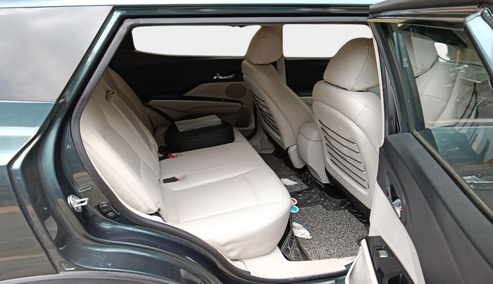 2022 Mahindra XUV300 W8 (O) 1.5 DIESEL AMT, Diesel, Automatic, 21,088 km, interior