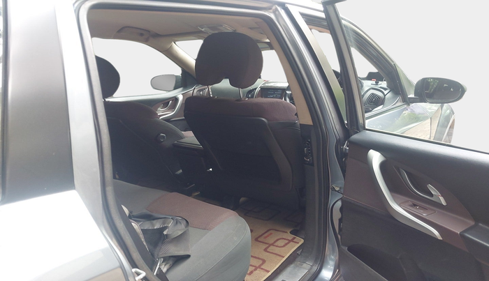 2014 Mahindra XUV500 W6, Diesel, Manual, 1,11,948 km, interior