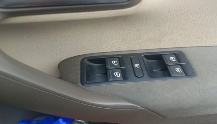 2011 Volkswagen Vento HIGHLINE 1.6 MPI, Petrol, Manual, 75,100 km, interior