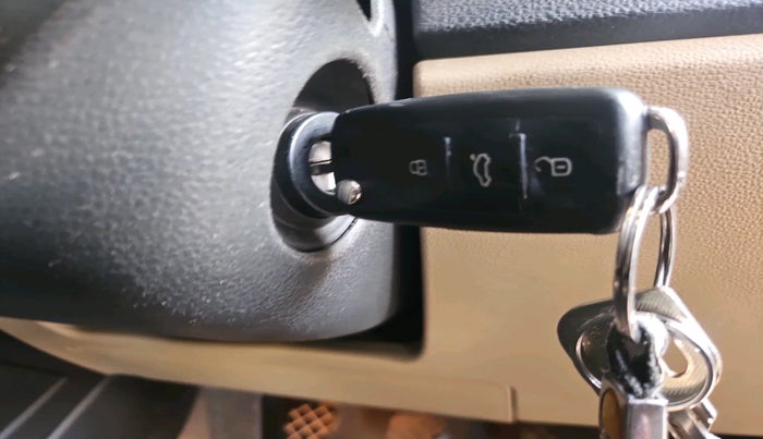 2016 Volkswagen Polo HIGHLINE1.2L, Petrol, Manual, 1,04,662 km, interior