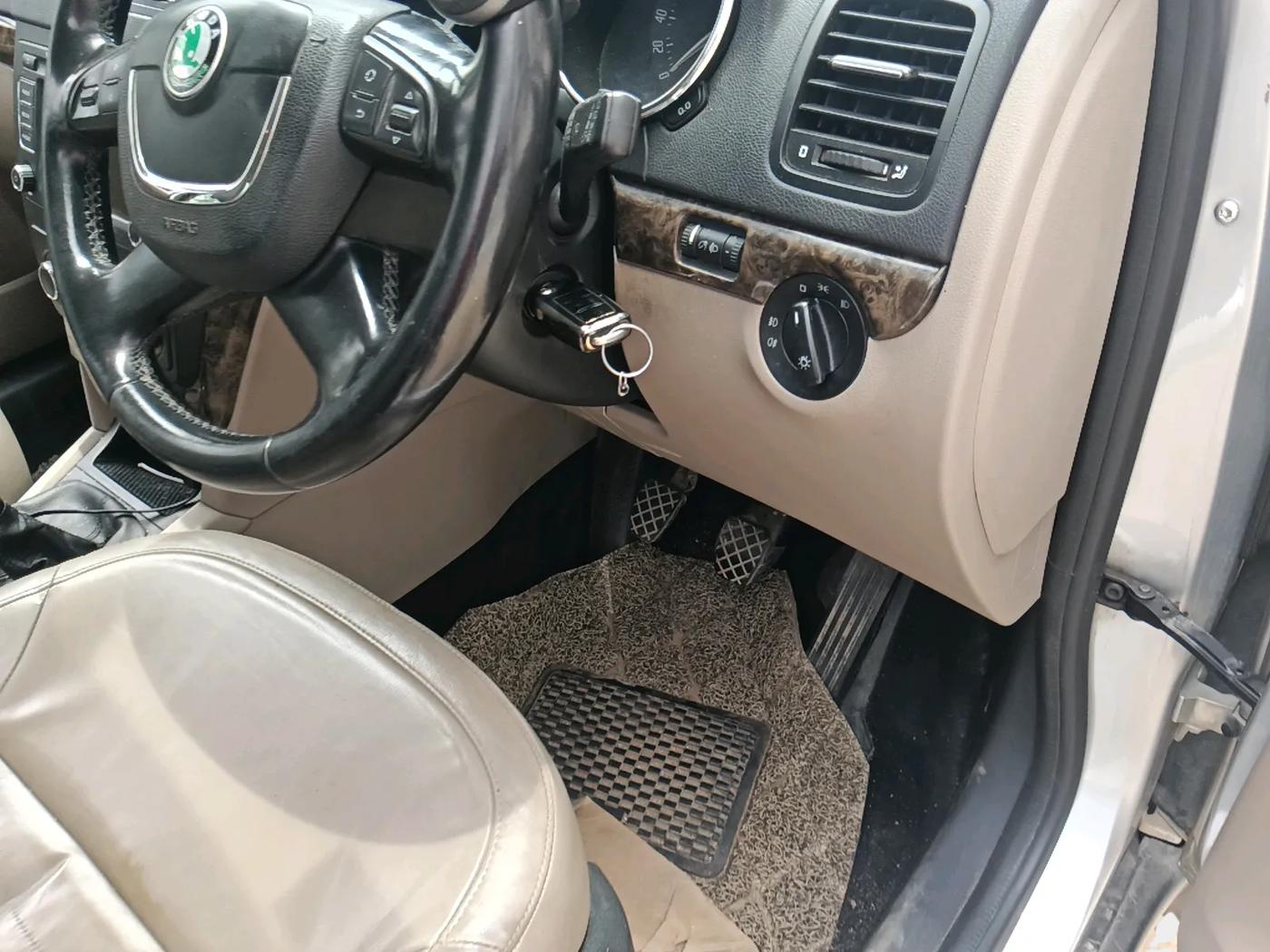 2011 Skoda Yeti ACTIVE 2.0 TDI CR 4X2, Diesel, Manual, 1,83,890 km, interior