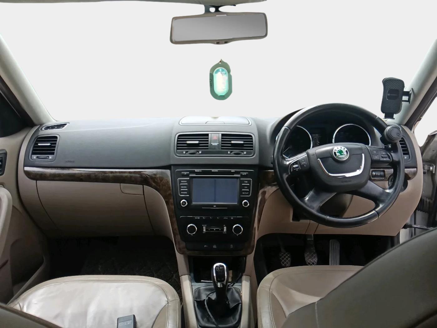 2011 Skoda Yeti ACTIVE 2.0 TDI CR 4X2, Diesel, Manual, 1,83,890 km, interior