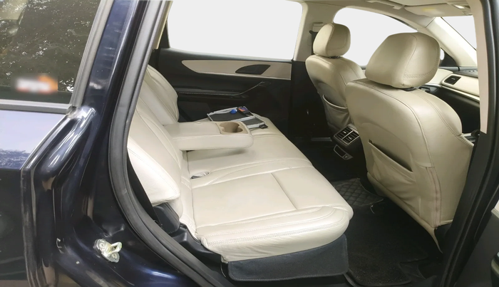 2022 Mahindra XUV700 AX 5 P AT 5 STR, Petrol, Automatic, 47,623 km, interior