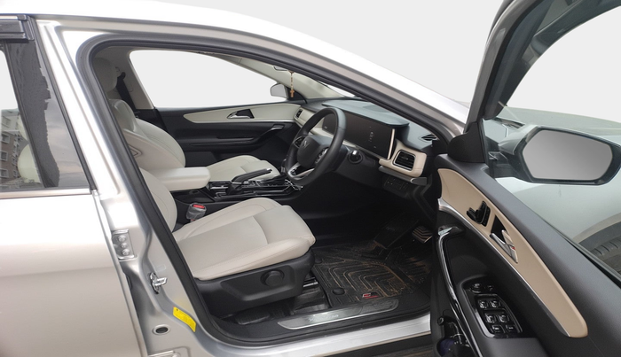 2023 Mahindra XUV700 AX 7 D AT 7 STR, Diesel, Automatic, 19,571 km, interior